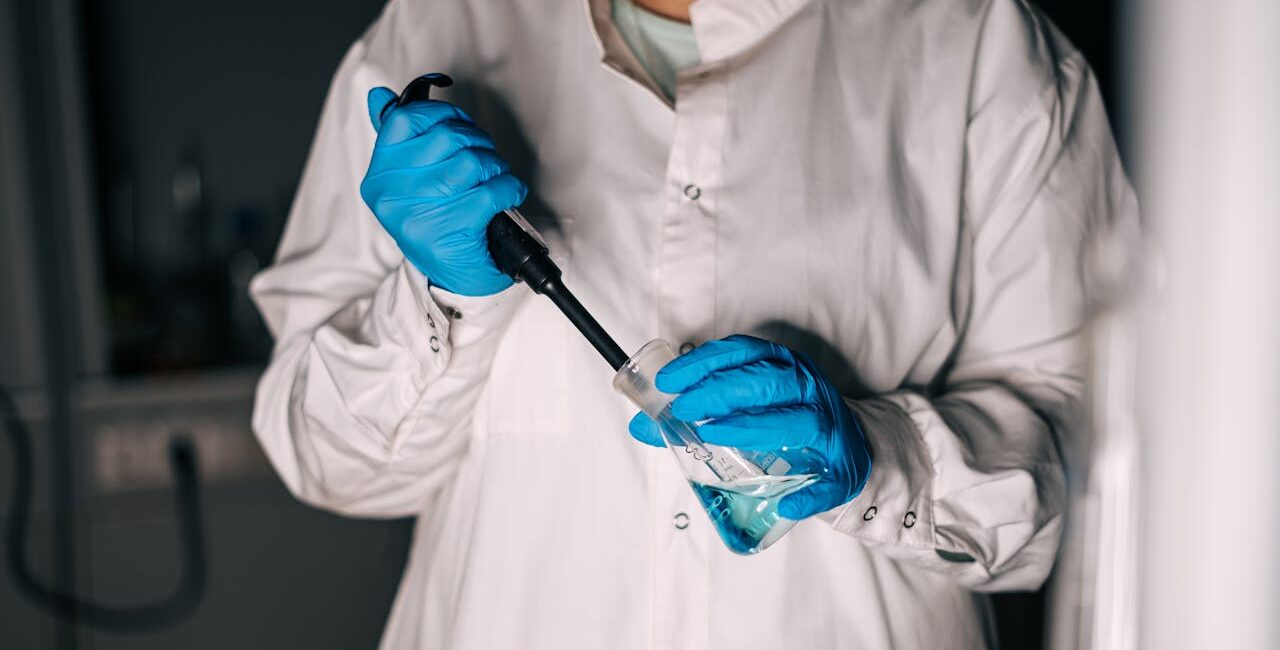 Naczynia laboratoryjne – szkło niezbędne w pracy naukowej