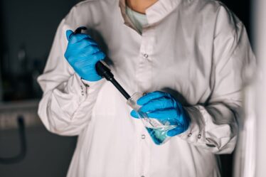 Naczynia laboratoryjne – szkło niezbędne w pracy naukowej